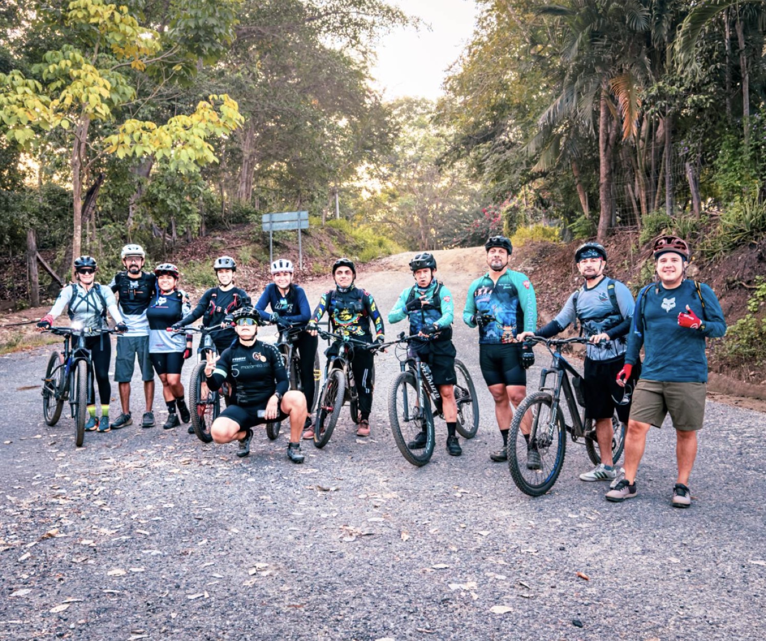 El team listo en el camino