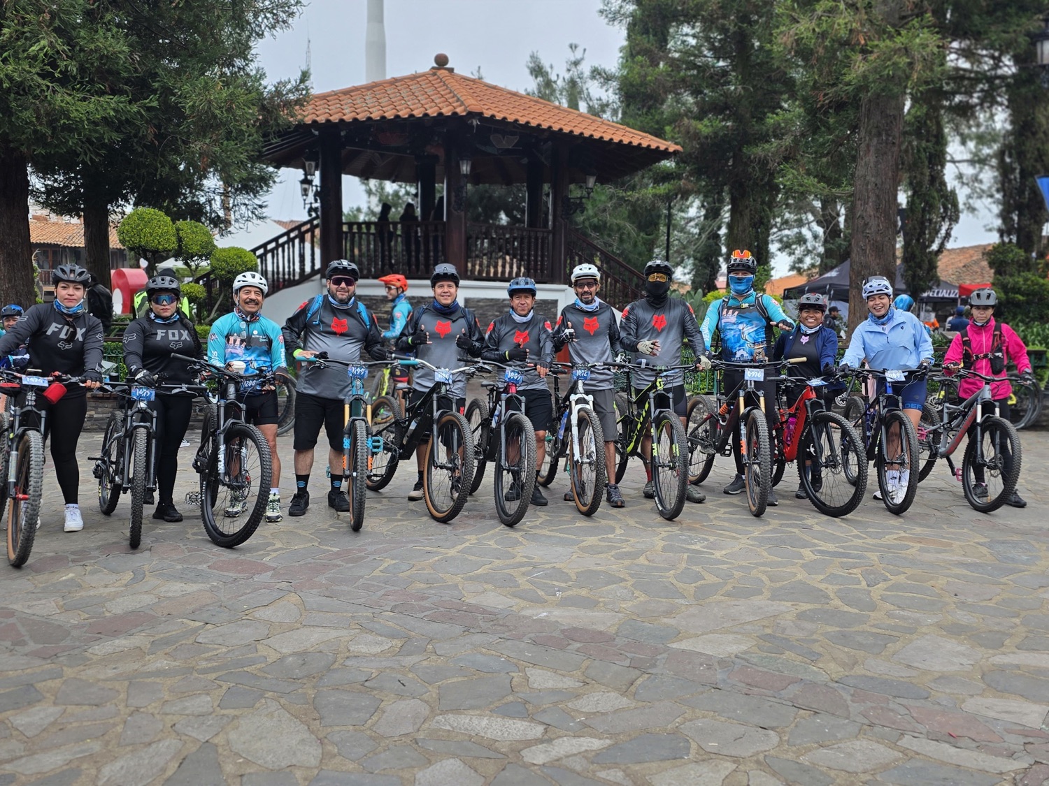 El team Coffee Bikers en el pueblo